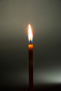 蜡烛烧上一个黑色的背景