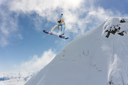 在山上飞滑雪板