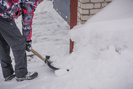 男子铲子清理积雪