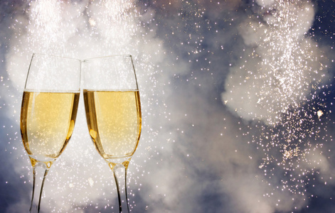 用香槟和烟花庆祝新的一年