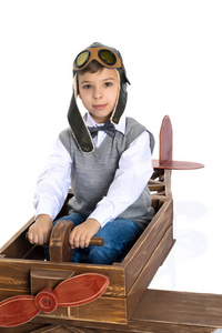小男孩用木飞机