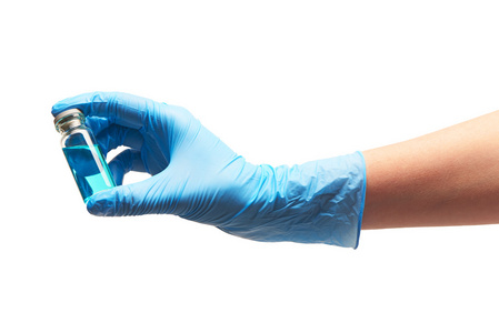 医生的手在蓝色消毒的外科手术手套，拿着透明的白玻璃安瓿