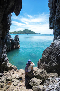 旅行妇女在一个山洞里附近的海中 Keo 嗣昌，泰国