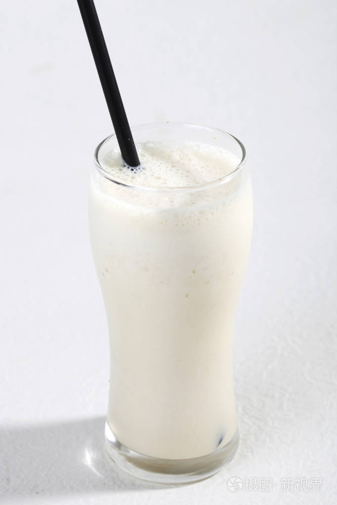 玻璃的特写与甜牛奶摇摆甜点