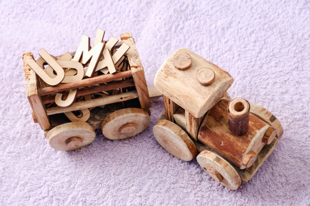木制字母与玩具。紫色背景下的教育理念