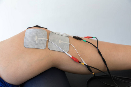 用于治疗疼痛的膝部电子疗法.选择性聚焦照片