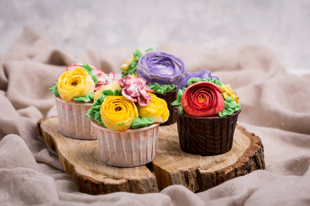 节日蛋糕奶油。装饰花和浆果