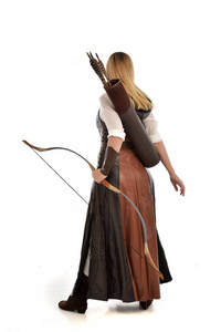 身穿褐色中世纪梦幻服装的妇女全长画像, 弓和箭.