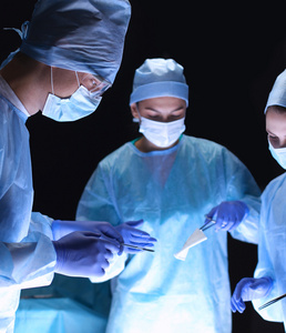 团队外科医生在手术室工作