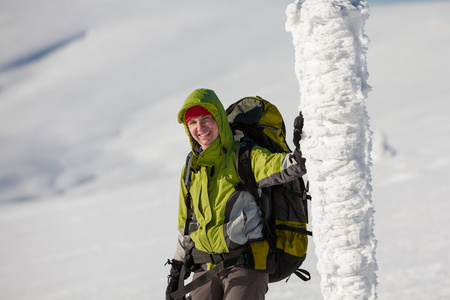 徒步旅行者在冬季山区的相机摆姿势