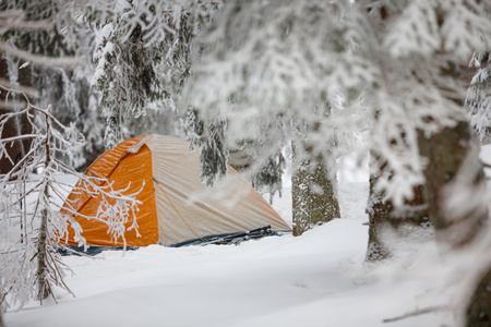 在喀尔巴阡山中徒步旅行的冬季露营