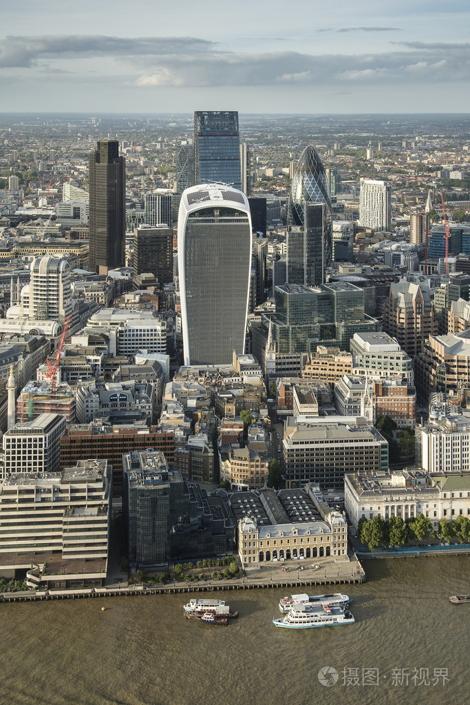 伦敦城市天际线与戏剧性的天空和landm鸟瞰图