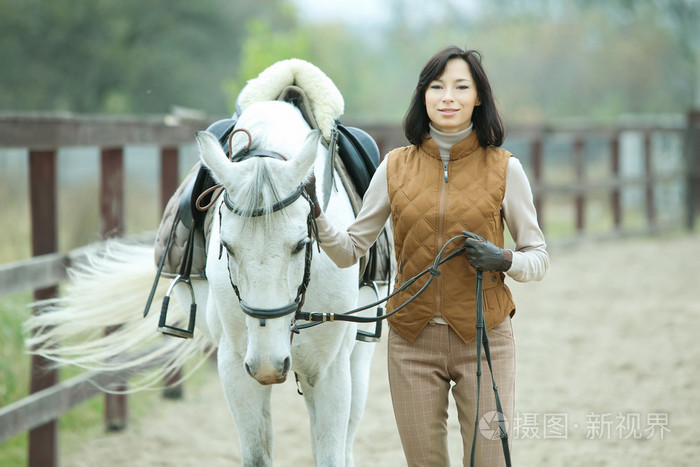 女骑师骑着马供电系统