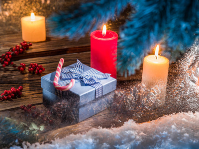 礼品盒 蜡烛灯和冻结的窗口。圣诞节背景
