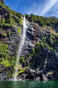 高瀑布在米尔福德声音, 新西兰, 从邮轮渡轮拍摄的图片