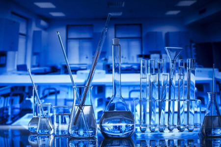 科学实验室概念背景。显微镜和实验室玻璃器皿组合物