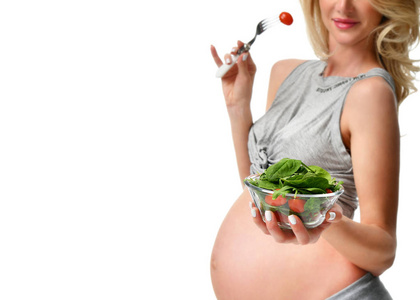 孕妇举行有机沙拉。孕产妇期望健康饮食