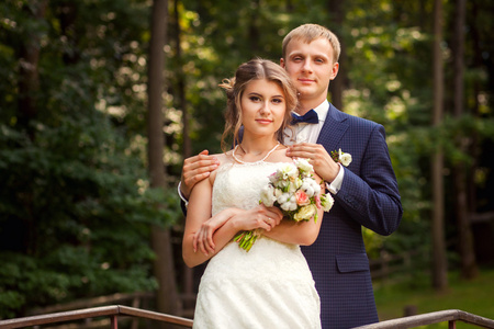 婚礼夫妇在森林画像中的桥上