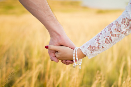 新婚夫妇手牵手图片