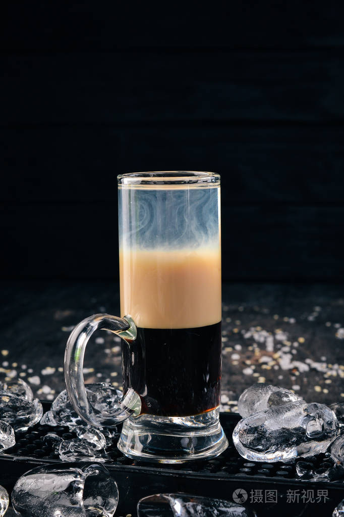 酒精鸡尾酒b52栏在黑色的木质背景上