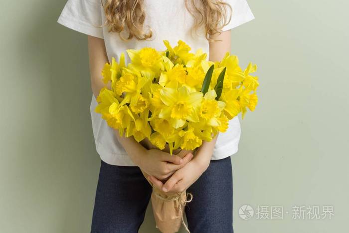 抱着黄色花朵的孩子女孩