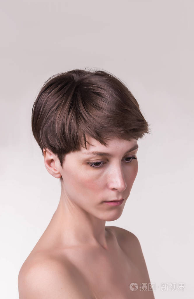 美丽的女性脸特写.白色摄影棚的年轻模特肖像