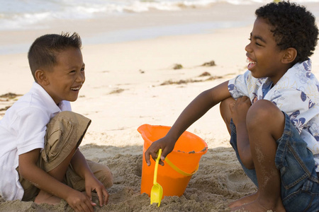 孩子玩在沙滩上的沙子