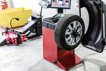 汽车维修服务中心。汽车轮胎修理和更换设备。季节性轮胎变化