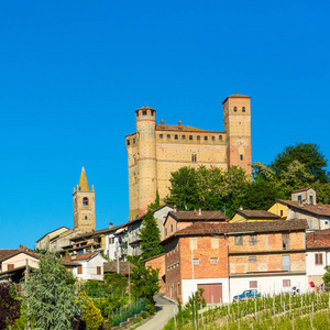 Serralunga, 皮埃蒙特的城堡, 意大利山麓