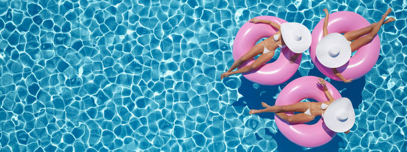 游泳的妇女在游泳池漂浮。3d 渲染