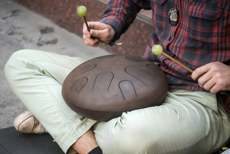 街头音乐家打鼓照片