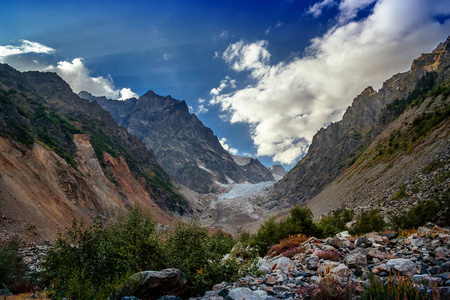 Chaladi 冰川的美丽的山风景。上部 Svanetia