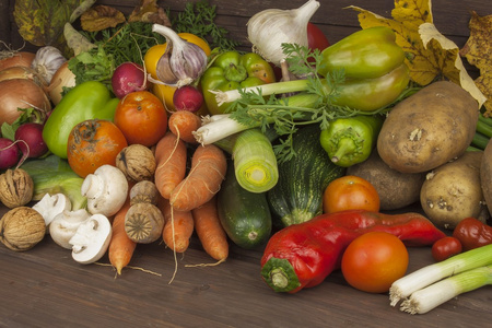 各种类型的旧的木制的桌子上的蔬菜。减肥食品的概念。肥胖患者的食物。秋天的收获蔬菜。新鲜的自产蔬菜种植