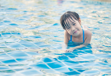 亚洲女孩在游泳池里玩耍, 躺下