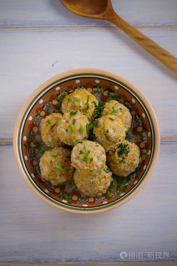 白木桌上有米饭和蔬菜的肉丸碗