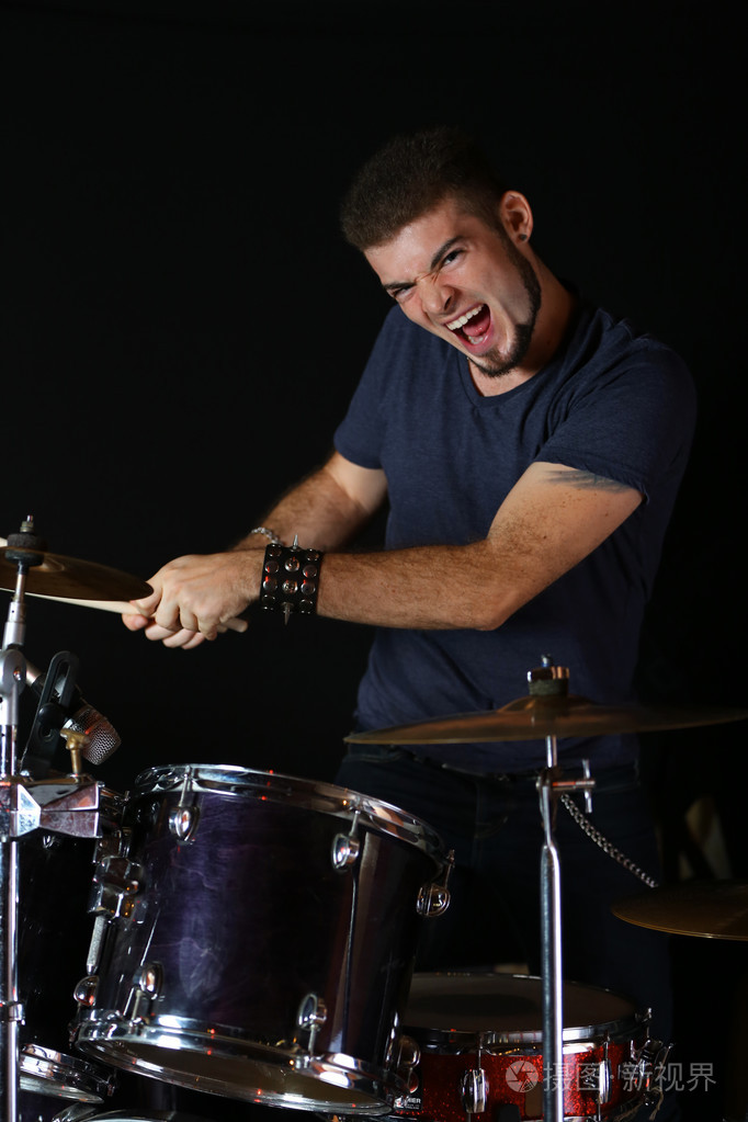 鼓手敲鼓