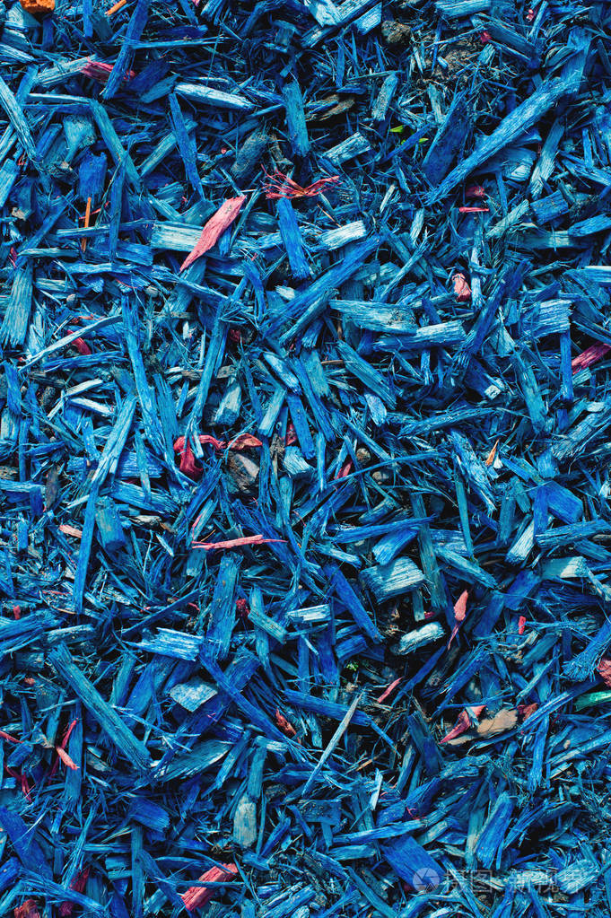 纹理背景装饰彩色锯末在冬季完成花坛.蓝木屑