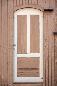 白色的门在木墙