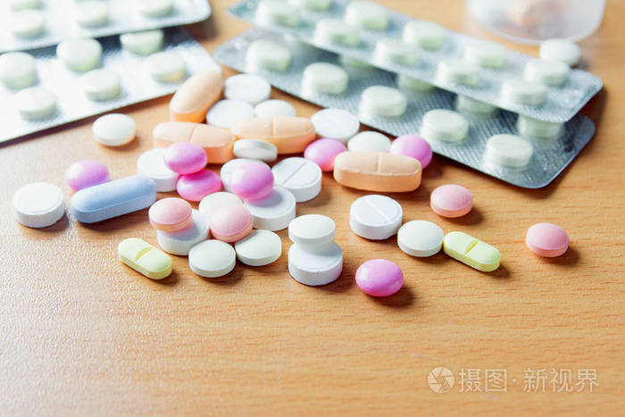 木桌上药片,片剂,胶囊的分类与复制空间-医学与医疗保健理念