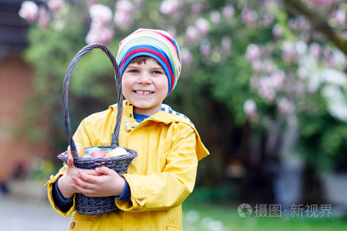 逗人喜爱的可爱的小男孩在复活节做蛋狩猎