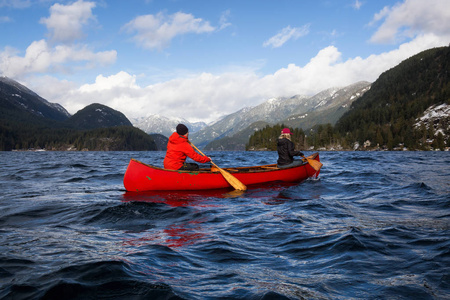 一对夫妇的朋友在一个木独木舟上划在一个入口, 由加拿大山脉包围。印度的手臂, 靠近深湾, 温哥华, 不列颠哥伦比亚省, 加拿大