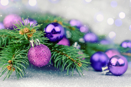紫罗兰色的圣诞装饰。冬天背景