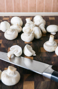 蘑菇堆 champignons 切片作为烹调的配料