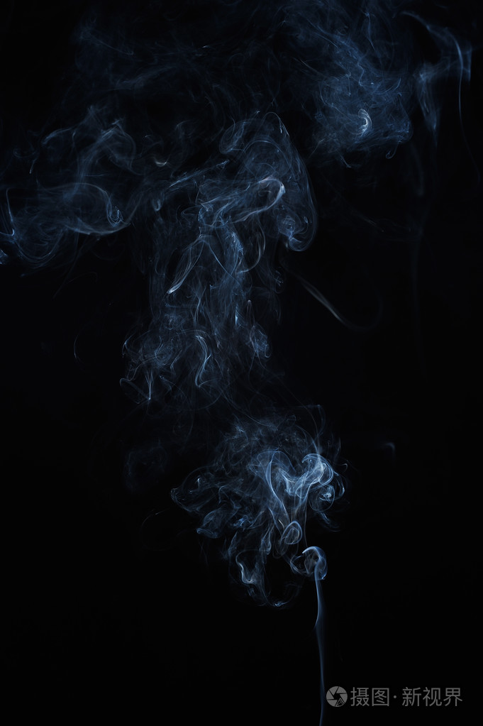 抽象烟雾在黑色背景上移动