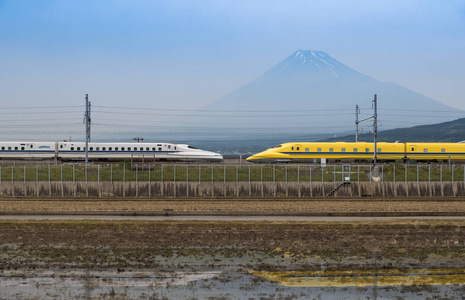 高速铁路与火车在富士山背景下