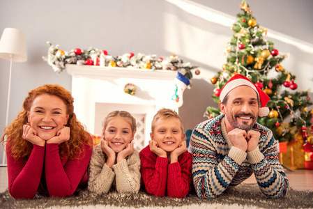 快乐的父母和儿童庆祝寒假图片