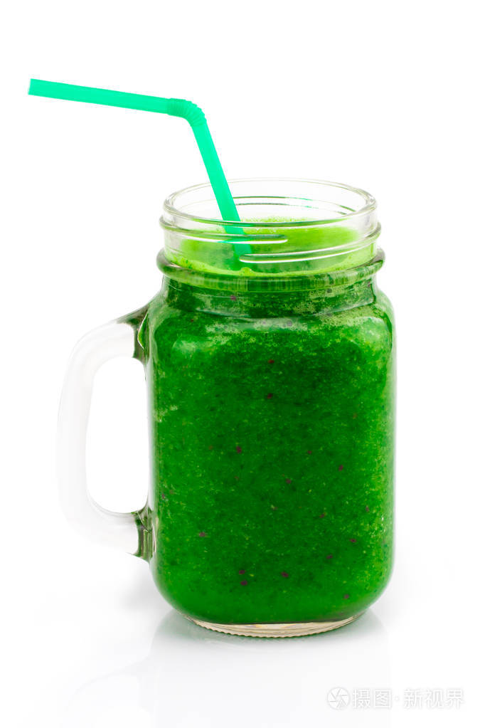 健康的绿色果汁用稻草放在罐子里杯子里上白色孤立