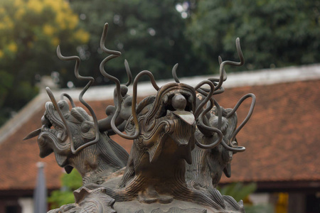 三头龙青铜与玻璃球在他们的嘴上的古董香炉顶部在文学寺 原建于 1070年 在越南河内