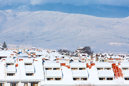 房子与保加利亚雪屋顶全景滑雪胜地班斯克