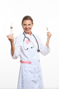 年轻的女医生抱着一支注射器